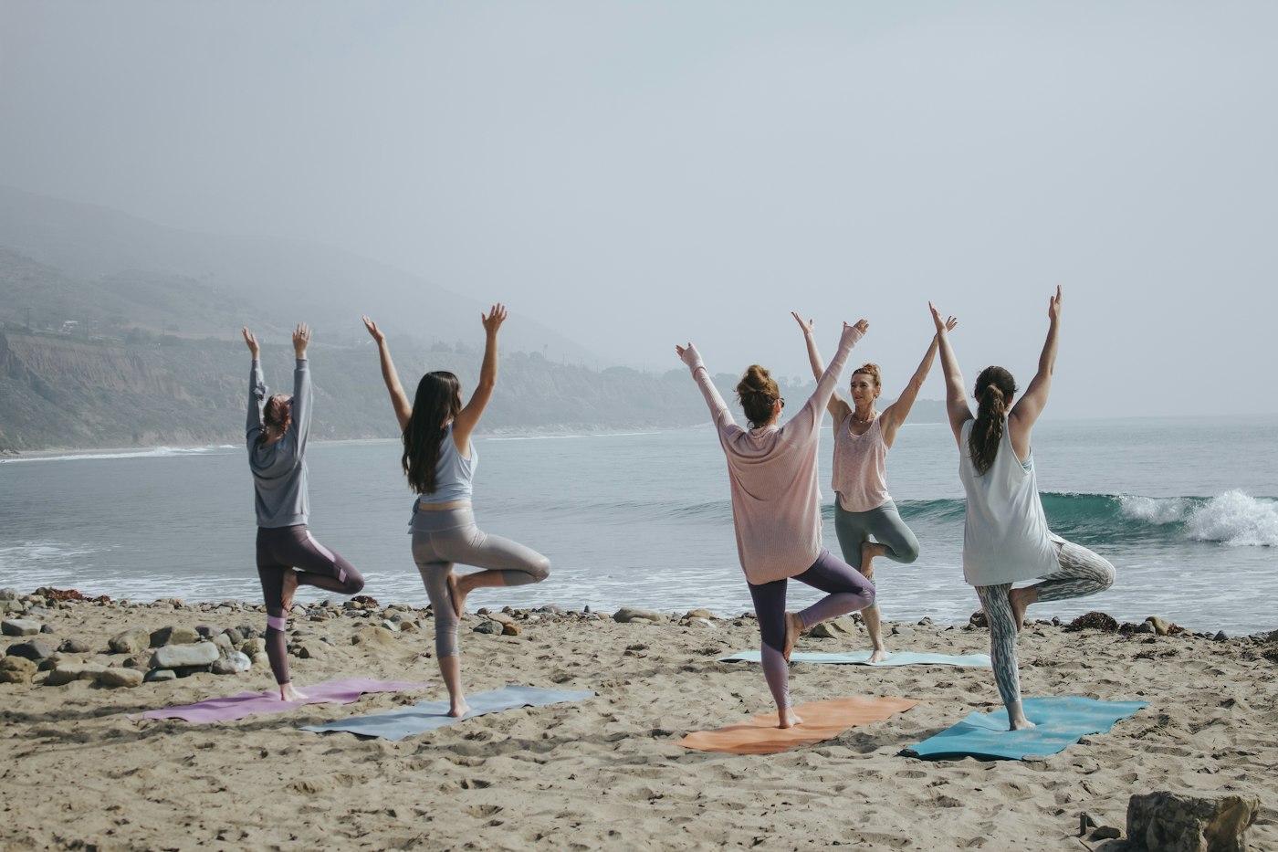 Práctica de yoga y bienestar en un espacio sereno